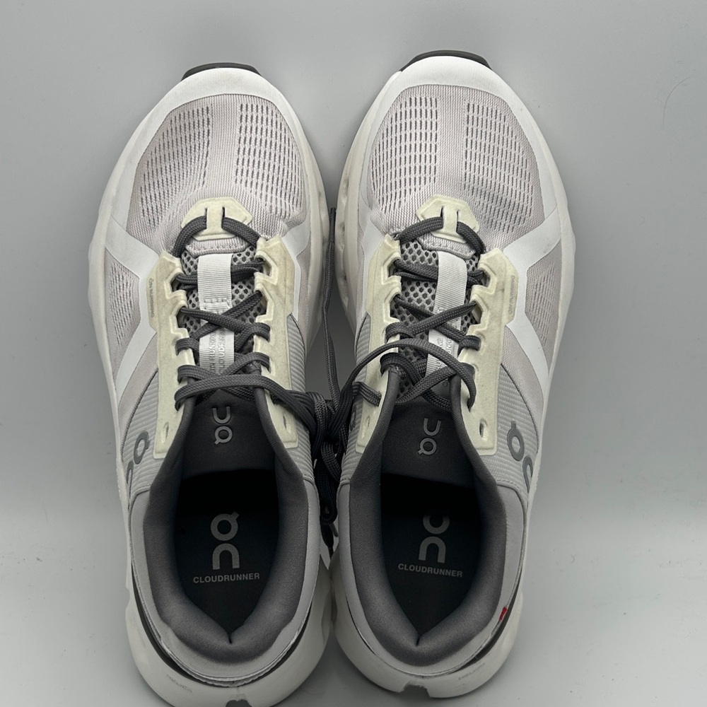 On Running Cloudstratus women’s 9 White and Gray Shoes S22 - Picture 5 of 8